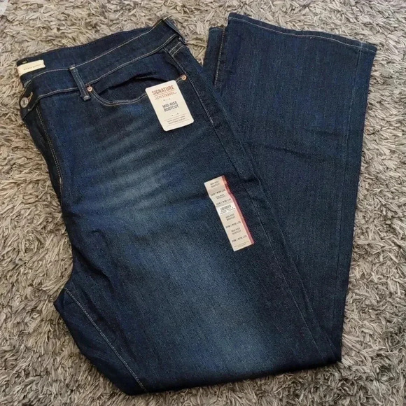Signature Levi's Strauss Women's mid-rise Bootcut Jeans - Picture 2 of 7